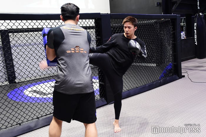 数原龍友(右) (C)モデルプレス