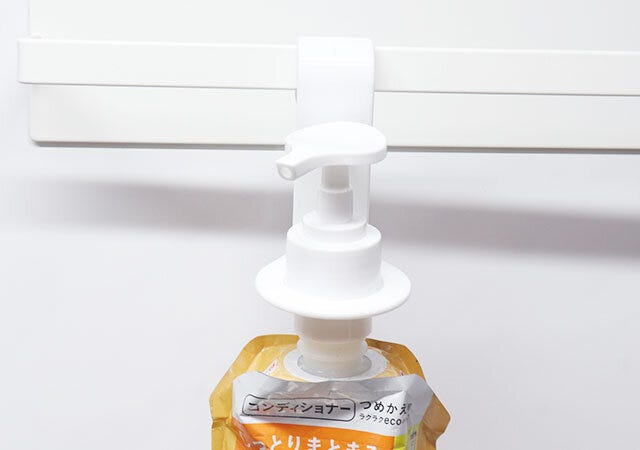 ダイソー　タオルバーに掛けられるポンプ（円柱型パウチ用）　使用例