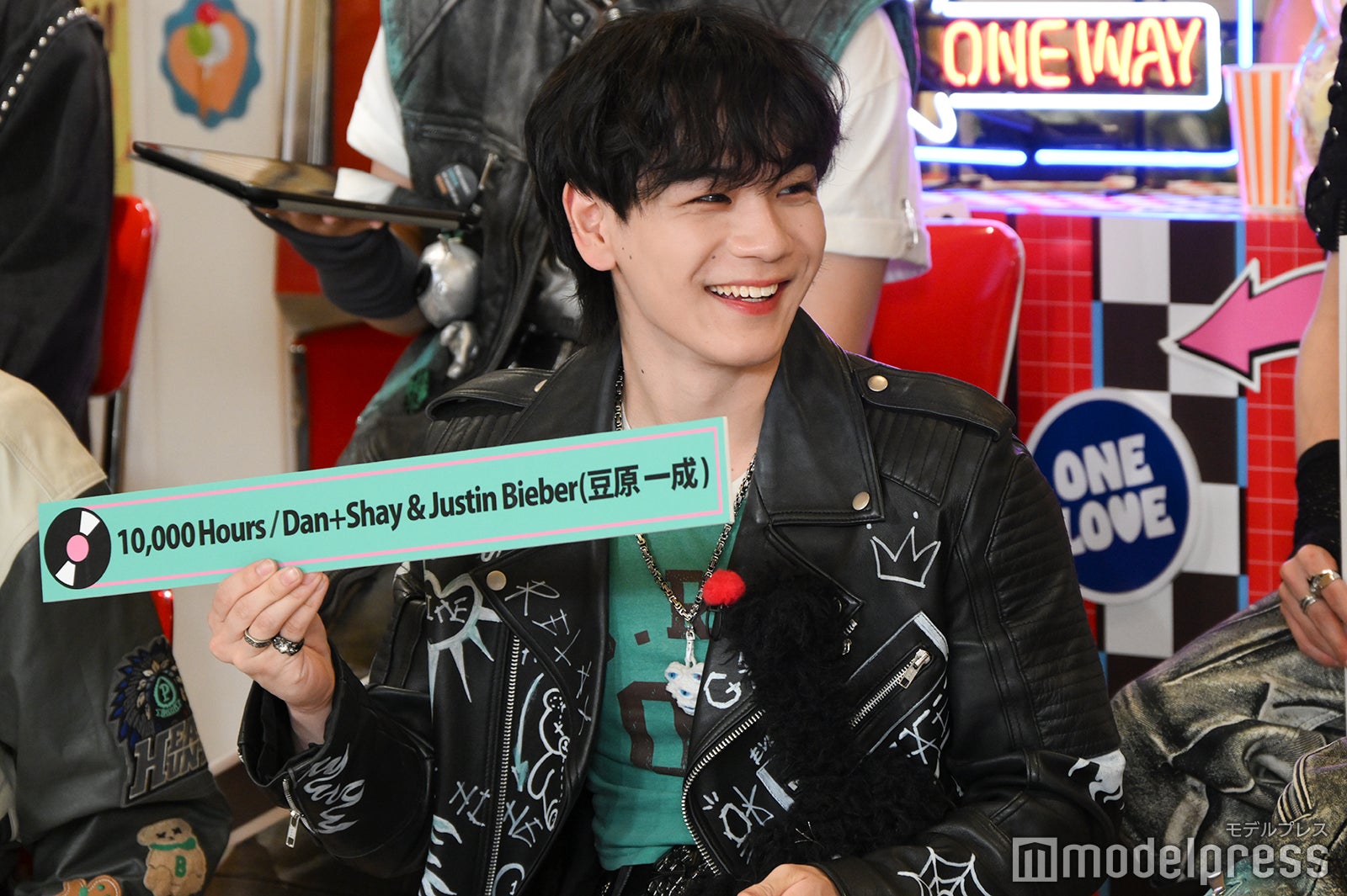 ドライブで聴きたい楽曲を発表／かっこつけちゃった豆原一成（C）モデルプレス