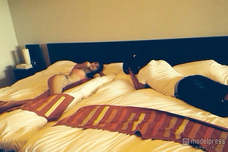 人気モデル、初水着グラビアで美脚・美ヒップを披露＜オフショット＆コメント到着＞