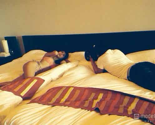 人気モデル、初水着グラビアで美脚・美ヒップを披露<オフショット&コメント到着>