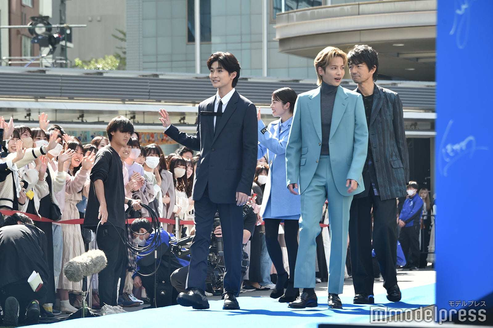 （左から）高橋文哉、小芝風花、志尊淳、仲村トオル（C）モデルプレス