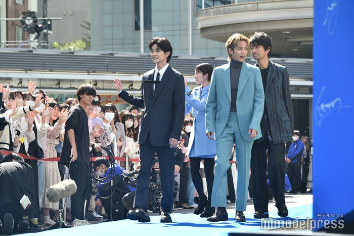 (左から)高橋文哉、小芝風花、志尊淳、仲村トオル(C)モデルプレス