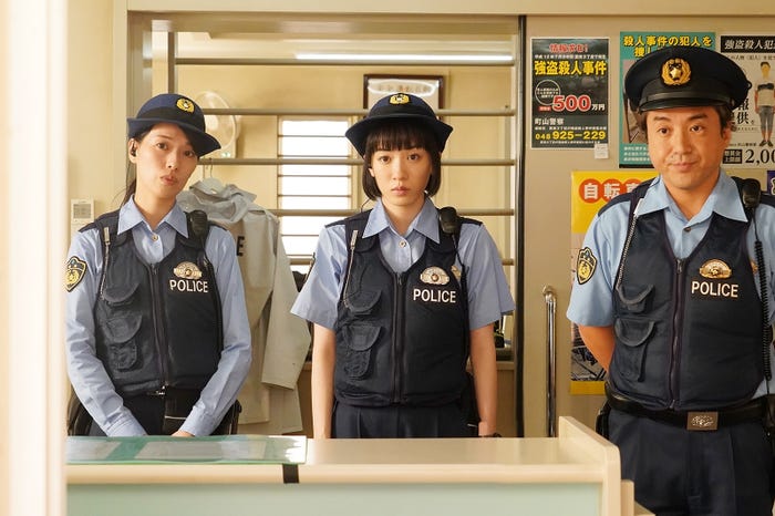 戸田恵梨香、永野芽郁、ムロツヨシ 「ハコヅメ~たたかう!交番女子~」第2話より(C)日本テレビ