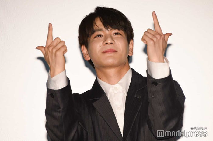 JO1ポーズをする豆原一成 (C)モデルプレス