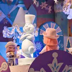クリスマス仕様の飾り付けに／「イッツ・ア・スモールワールド“ベリーメリーホリデー”」（C）Disney