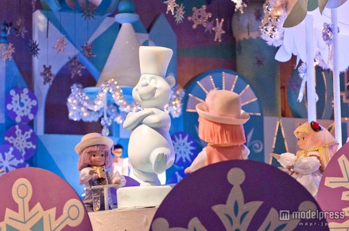 クリスマス仕様の飾り付けに/「イッツ・ア・スモールワールド“ベリーメリーホリデー”」(C)Disney