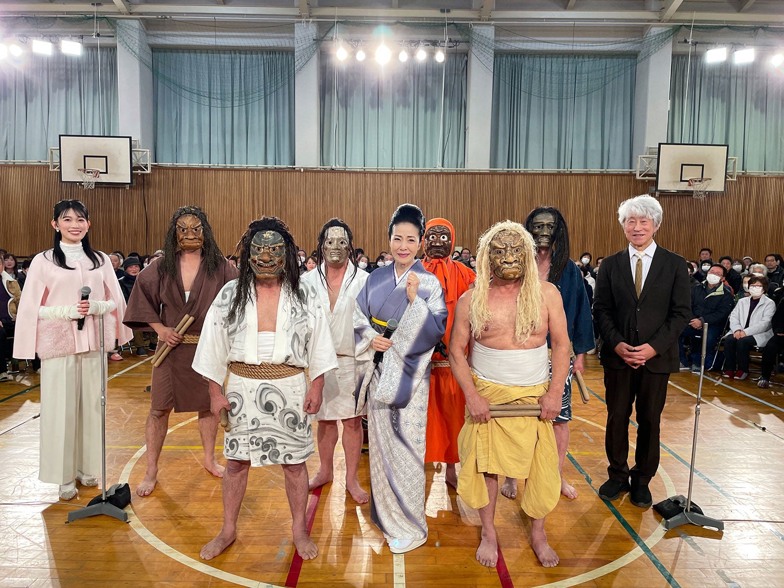 （中央）坂本冬美（提供写真）