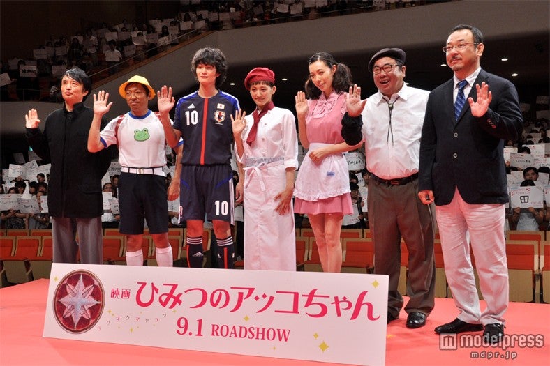 「映画 ひみつのアッコちゃん」公開直前プレミアムイベントに出席した（左から）山口雅俊プロデューサー、香川照之、岡田将生、綾瀬はるか、吹石一恵、塚地武雄、川村泰祐監督