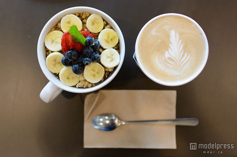 フレッシュフルーツがたくさん盛りつけられたアサイーボウル、9．85ドル
