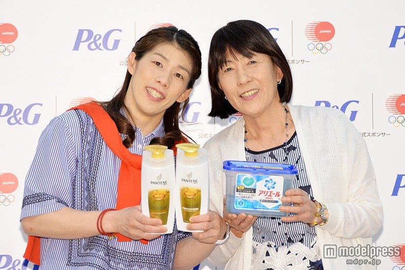 吉田沙保里選手（左）、母・幸代さん（右）