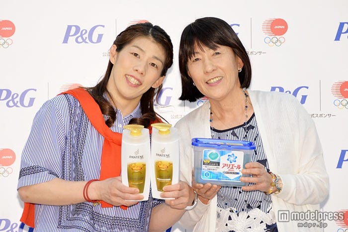 吉田沙保里選手(左)、母・幸代さん(右)