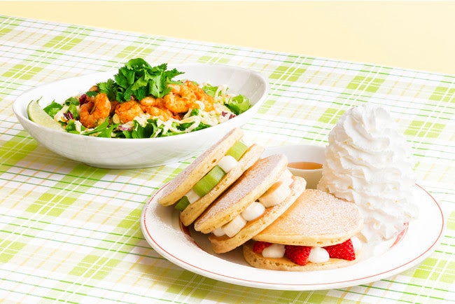 フルーツパンケーキサンド、トムヤムシュリンプボウル／画像提供：Eggs’n Things Japan