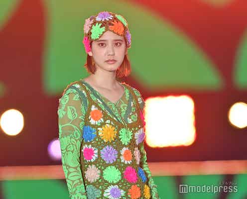 山崎紘菜、個性的ルックでクールにランウェイ<GirlsAward 2022 S/S>