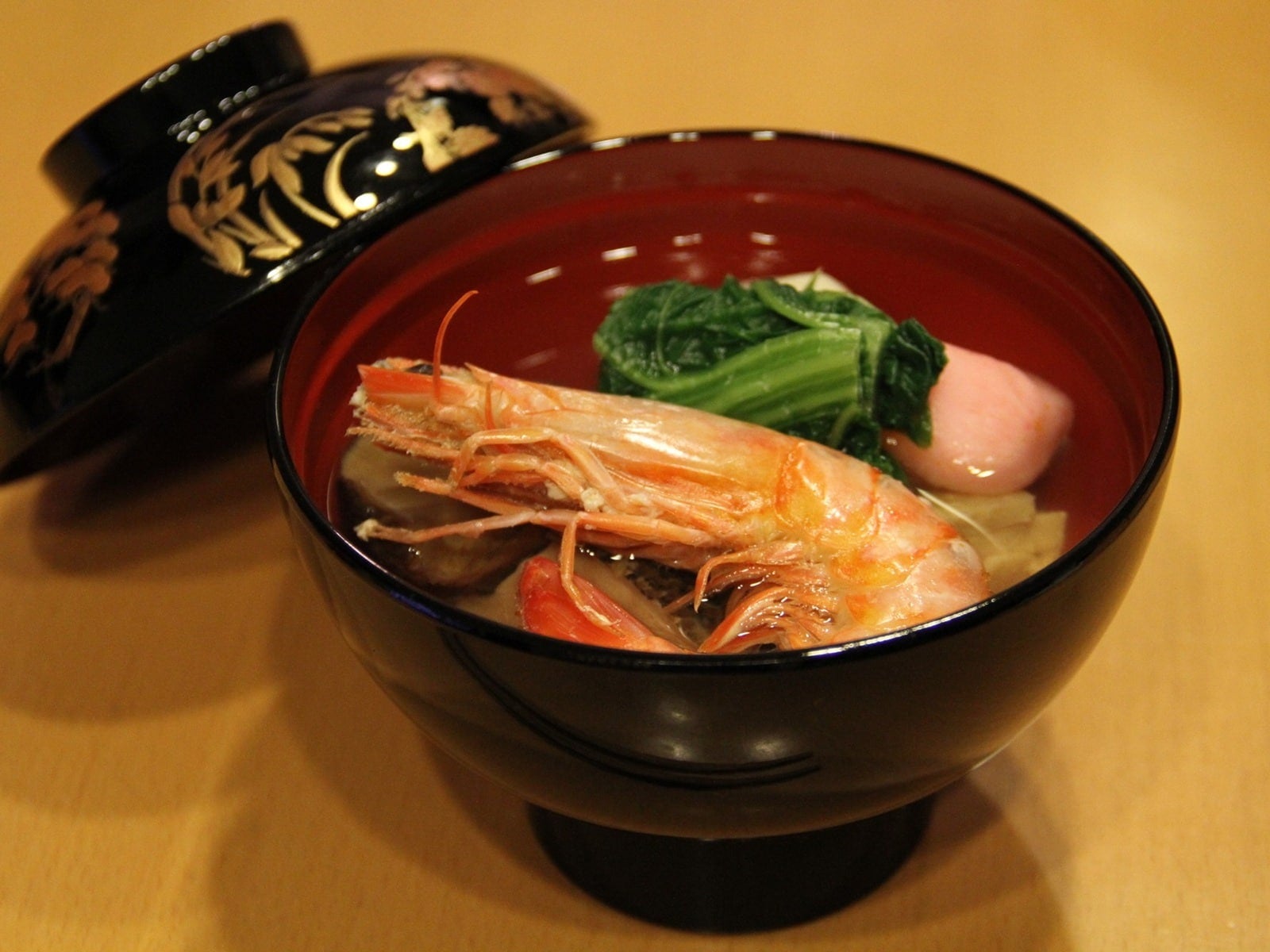 関東ではエビや鶏肉、しいたけなど具が盛りだくさんの雑煮が多い ※画像：PIXTA