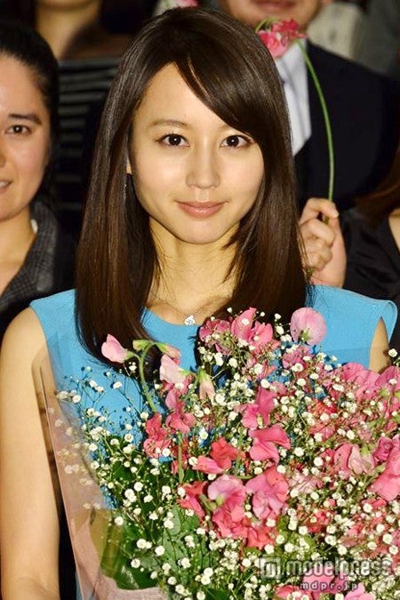 堀北真希、「反省しました」困り顔で首をかしげる