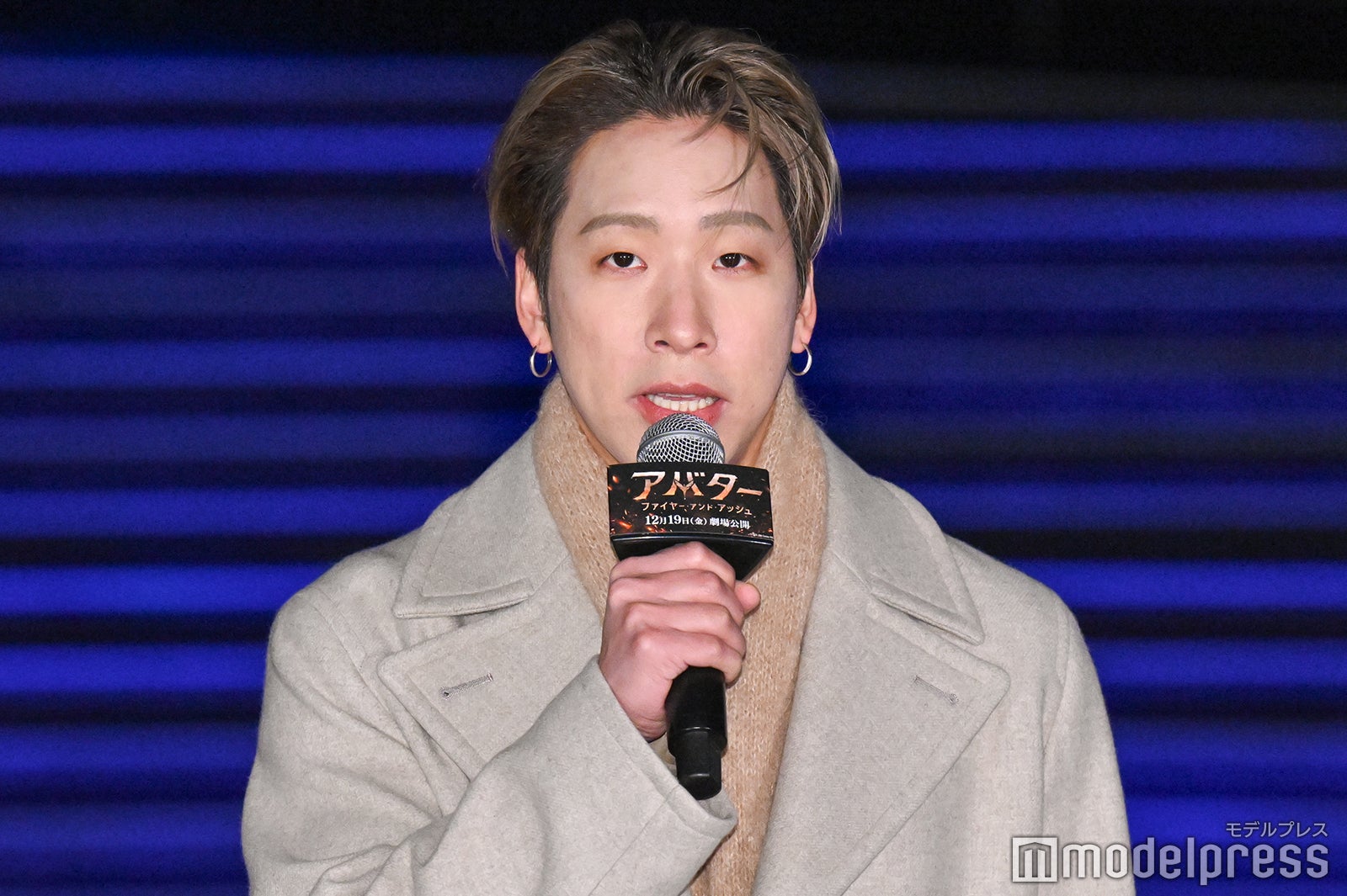 赤が「一番好きな色」と感激した陣（C）モデルプレス