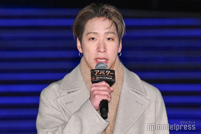 赤が「一番好きな色」と感激した陣(C)モデルプレス