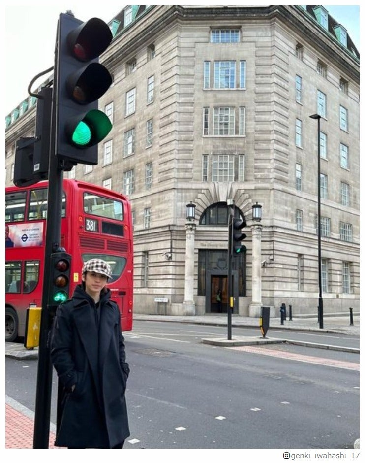 岩橋玄樹、ロンドンでのクリスマス満喫ショット公開「かっこいい」「絵になる」と反響