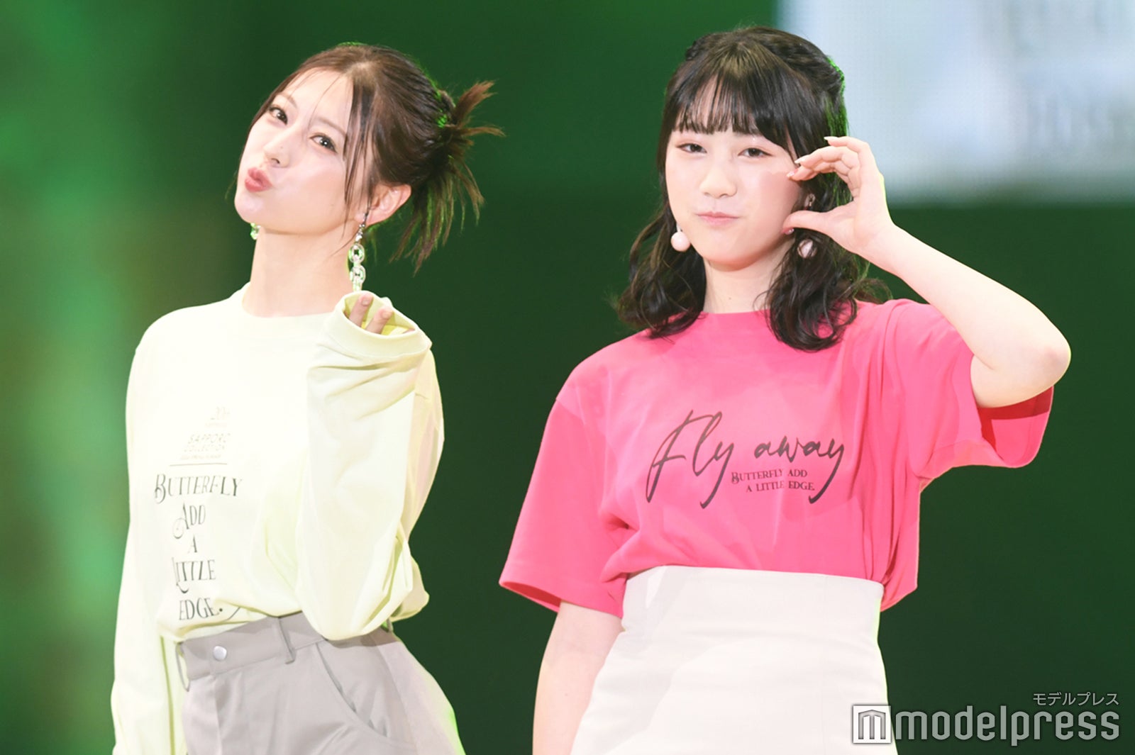 片手ハートのポーズを決める白浜朱莉（画像右）（C）モデルプレス