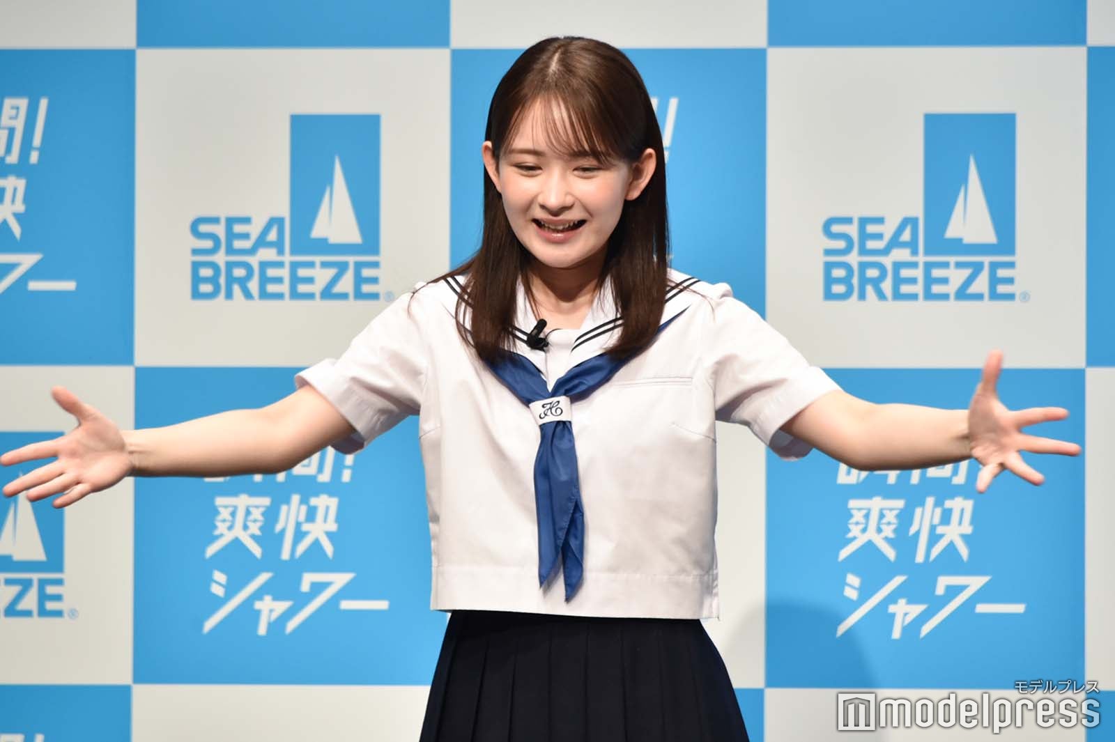 文化祭のジェスチャーをする畑芽育（C）モデルプレス