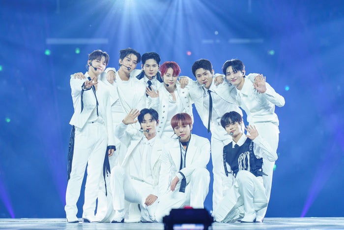 Wanna One、9年ぶり降臨に歓声＆伝説蘇るパフォーマンス 不在メンバーの思い乗せ「次は必ず一緒に」【KCON LA 2026】