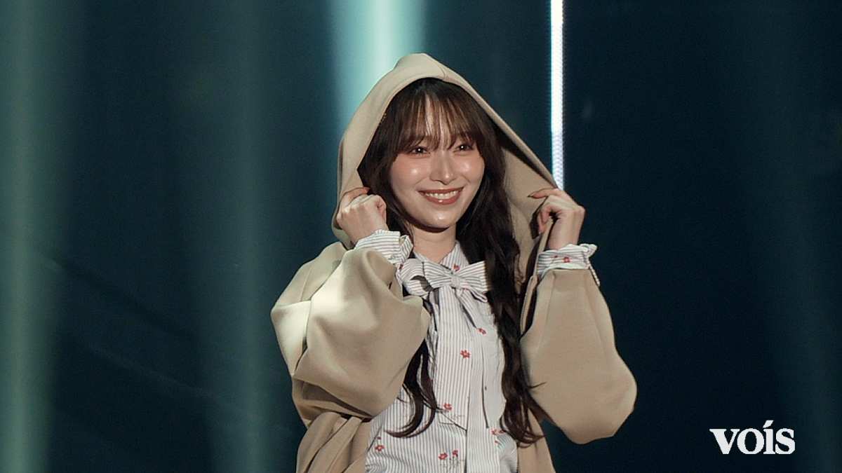 櫻坂46守屋麗奈、フードかぶりキュートさマックス 美脚際立つプリーツスカート