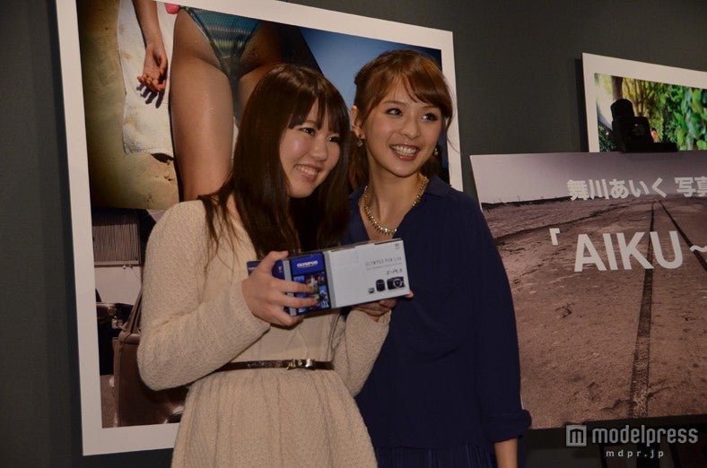 （右）舞川あいく