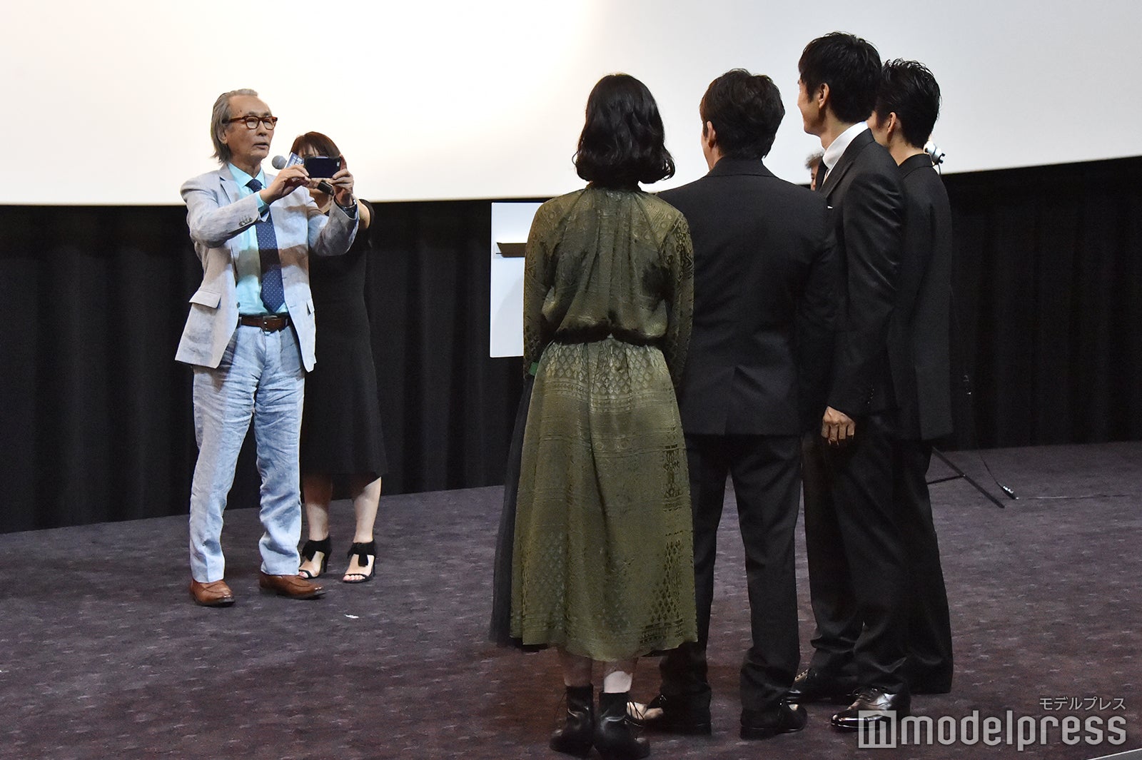 監督がキャストを撮影 （C）モデルプレス