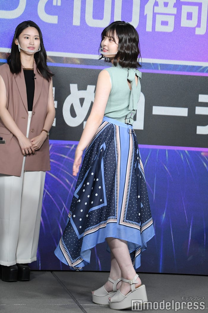 夏コーデを紹介するゆな (C)モデルプレス