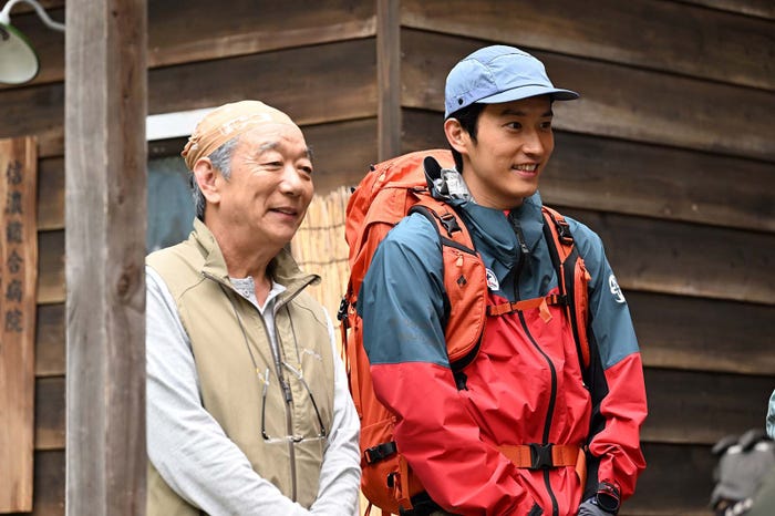 石丸謙二郎、杉野遥亮「マウンテンドクター」第4話より(C)カンテレ
