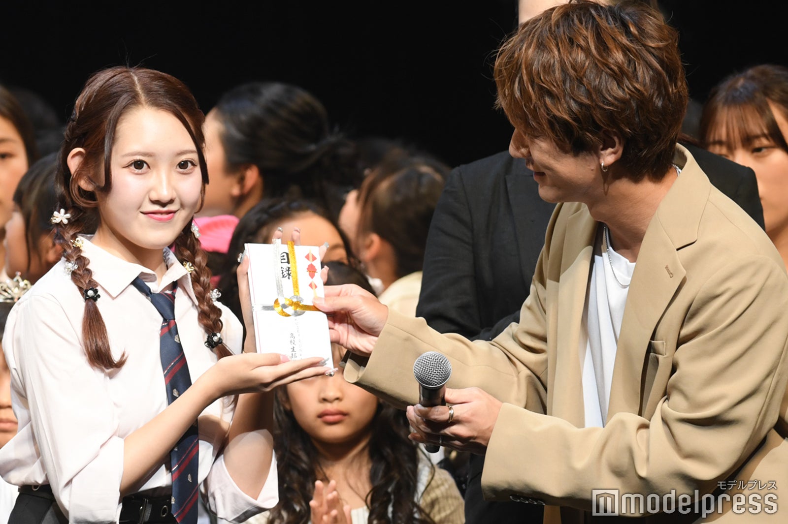 「高校生」部門でグランプリを受賞したwakaさん、大倉士門（C）モデルプレス