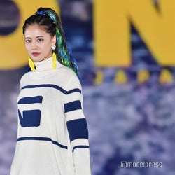 E-girls藤井夏恋、カラフルヘアに観客驚き<GirlsAward 2018 A/W>