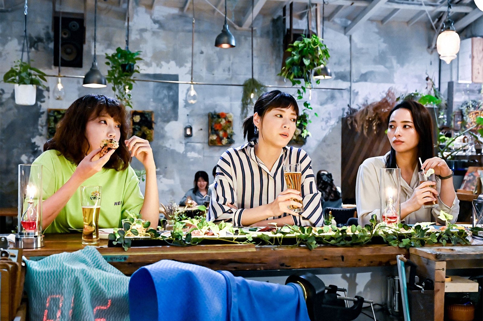 清水くるみ、上野樹里、水崎綾女／「持続可能な恋ですか？～父と娘の結婚行進曲～」第8話より（C）TBS