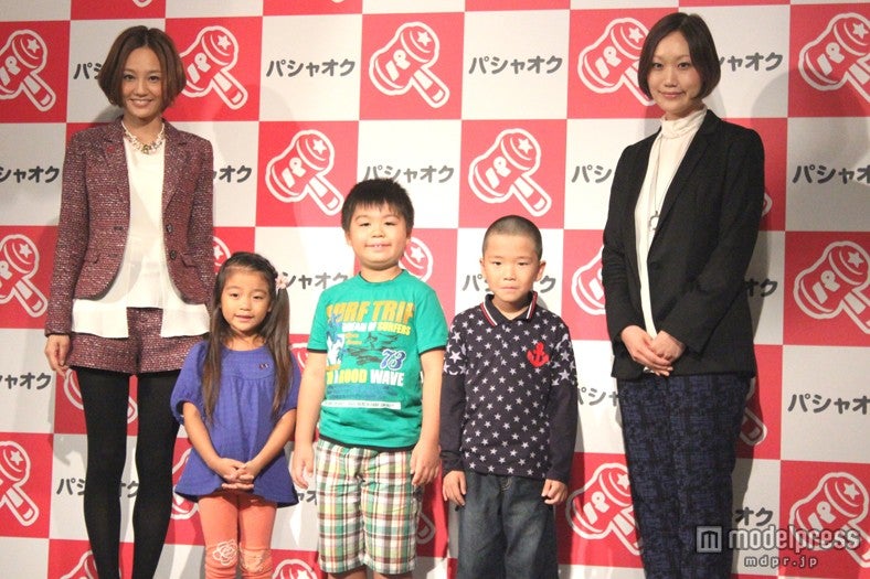 「パシャオク 子どもの夢応援プロジェクト」発足記者会見に出席したガルネク千紗（左）