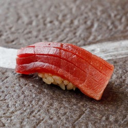 東京を代表する鮨店のひとつ『蔵六雄山(ぞうろくゆうざん)』が新しい店舗を開いた理由