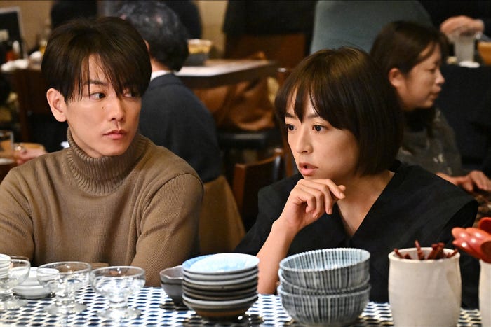 佐藤健、井上真央/ 「100万回 言えばよかった」第1話より(C)TBS
