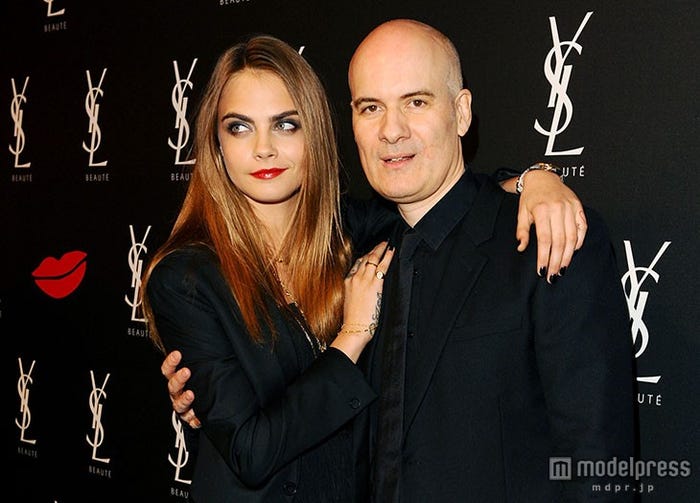 (左から)カーラ・デルヴィーニュ、YSL インターナショナル ジェネラルマネージャーのステファン・ベジー(C)YSL BEAUTE & CARA DELEVINGNE‘LOVE YOUR LIPS’MAKEUP CELEBRATION