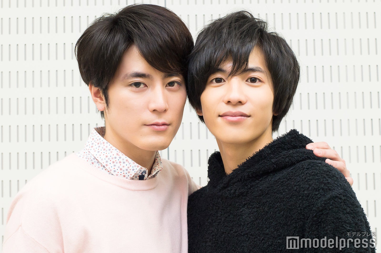 間宮祥太朗＆志尊淳、“距離近すぎ問題”現場でも話題に「皆さんが知らない一面を僕は知っている」＜ドラマ「ハケン占い師アタル」インタビュー＞