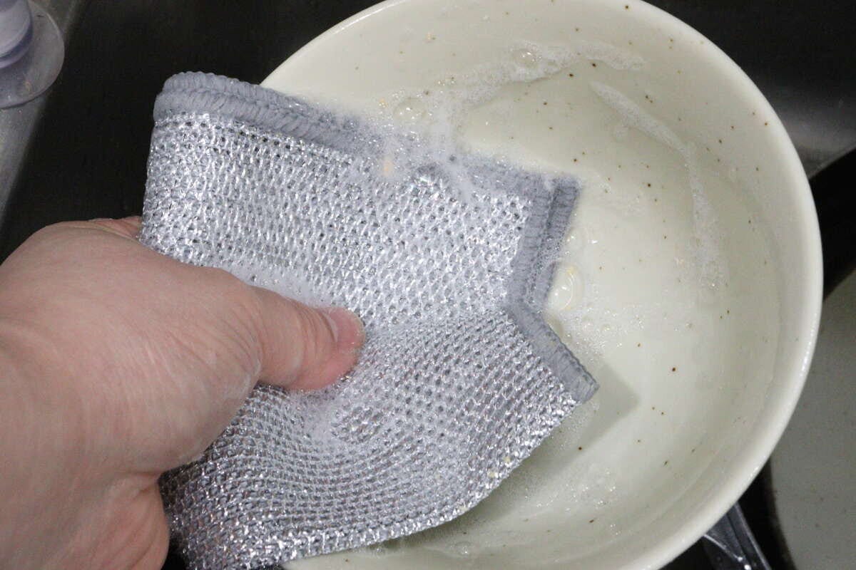 ダイソーのダブルメッシュクロスは食器の形に沿わせて洗いやすい