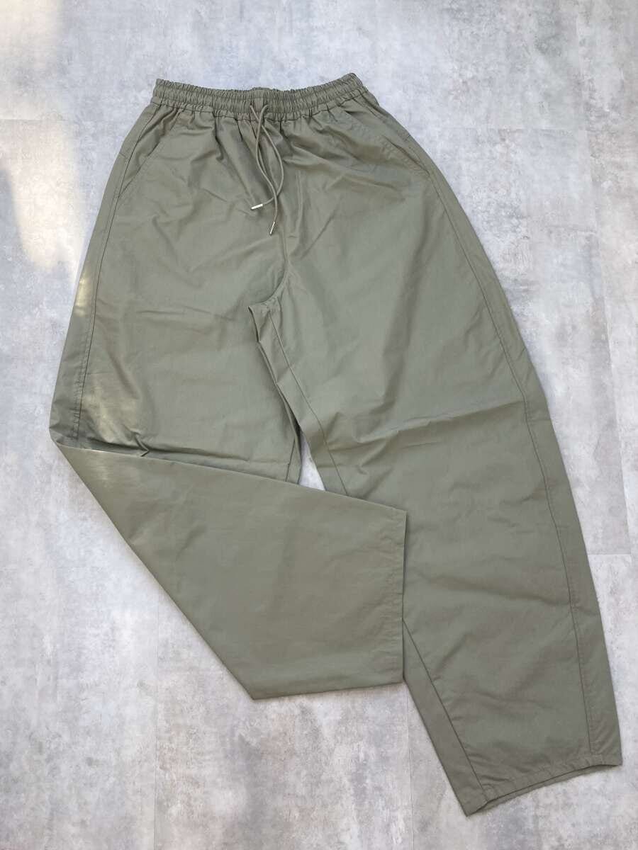 GU　GIRLSドライイージーバレルレッグパンツ　オリーブの全体