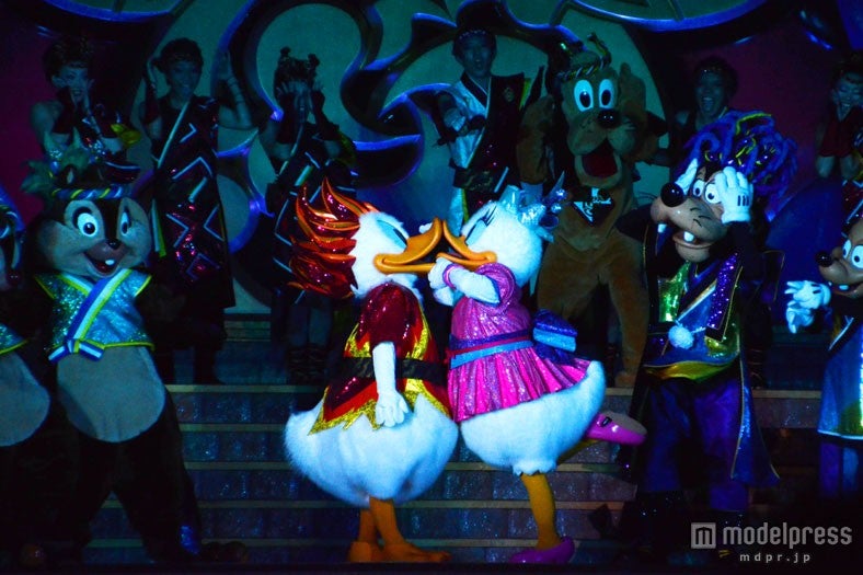 デイジーがドナルドを称えてキス／爽涼鼓舞“THE FINAL”／東京ディズニーランドの夏のスペシャルイベント「ディズニー夏祭り」