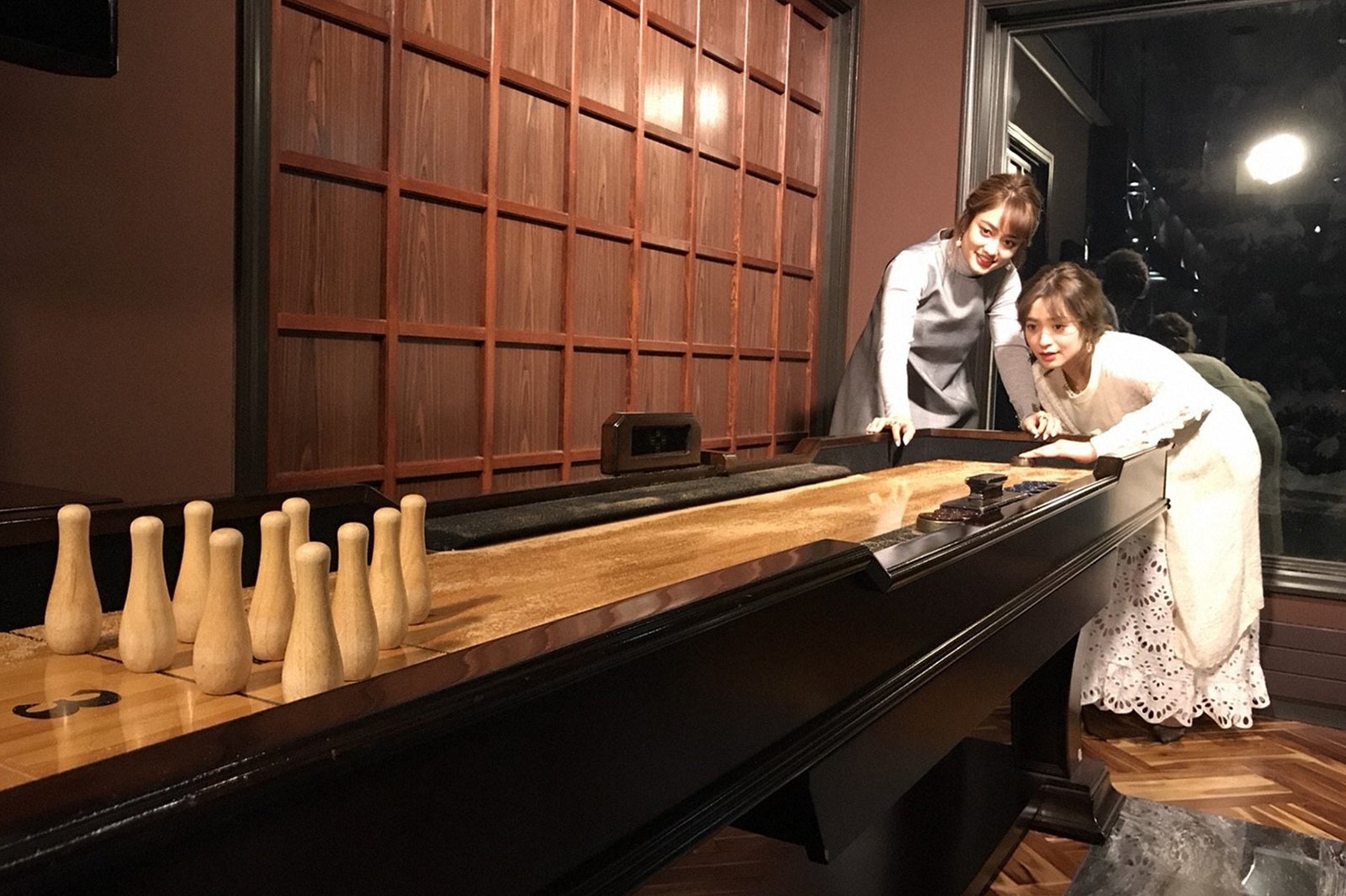 （左から）谷まりあ、野崎萌香（C）TBS