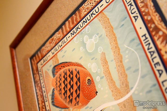 部屋の中の絵画に隠れミッキー