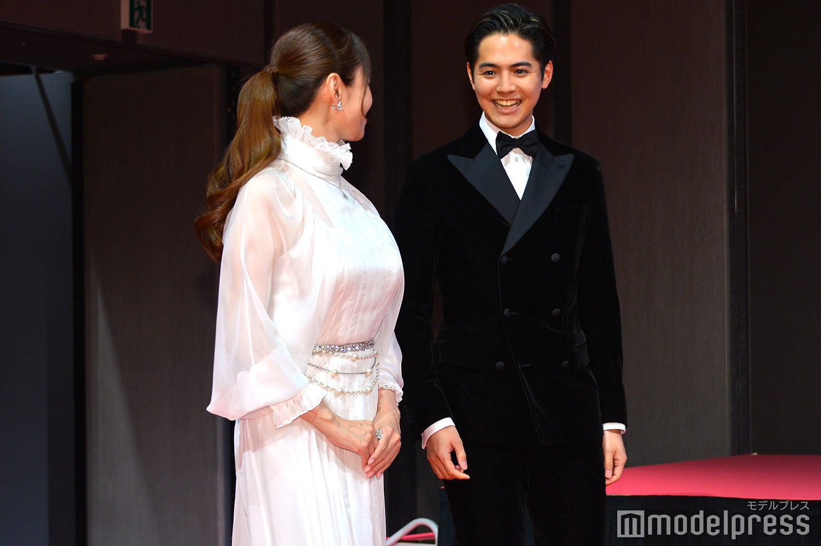 深田恭子をエスコートする片寄涼太（C）モデルプレス