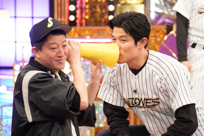 高橋茂雄、鈴木亮平(C)日本テレビ