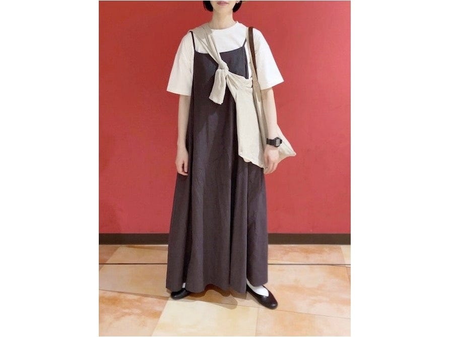 シャリッとした肌触りのUVカットカーディガンを巻いて　出典：WEAR