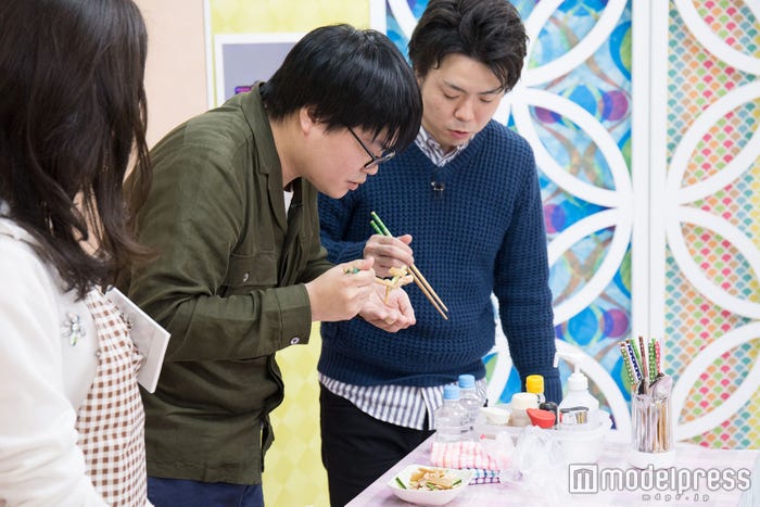 浅田春奈、ライスの試食タイム(C)モデルプレス