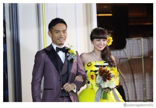 長友佑都選手、平愛梨とのウエディングショット公開「愛してんぞ―」