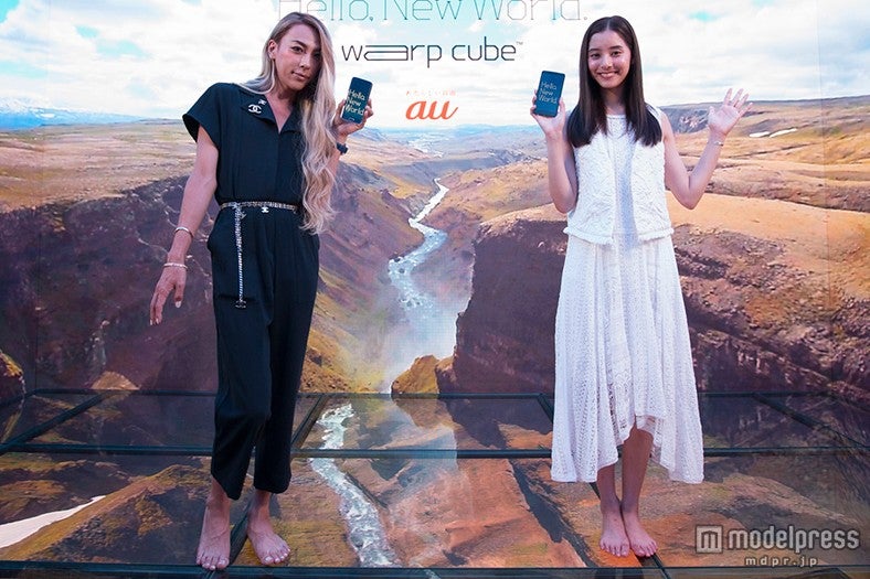 「Hello, New World. warp cube」で360°ヴァーチャルトリップ体験（左から）GENKING、新木優子